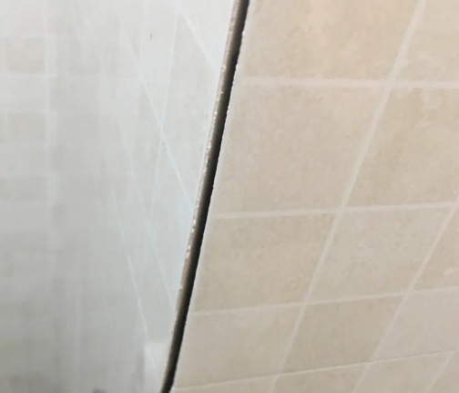 临朐瓷砖空鼓维修公司分享阳台瓷砖脱落的修复过程可以分为以下几个步骤